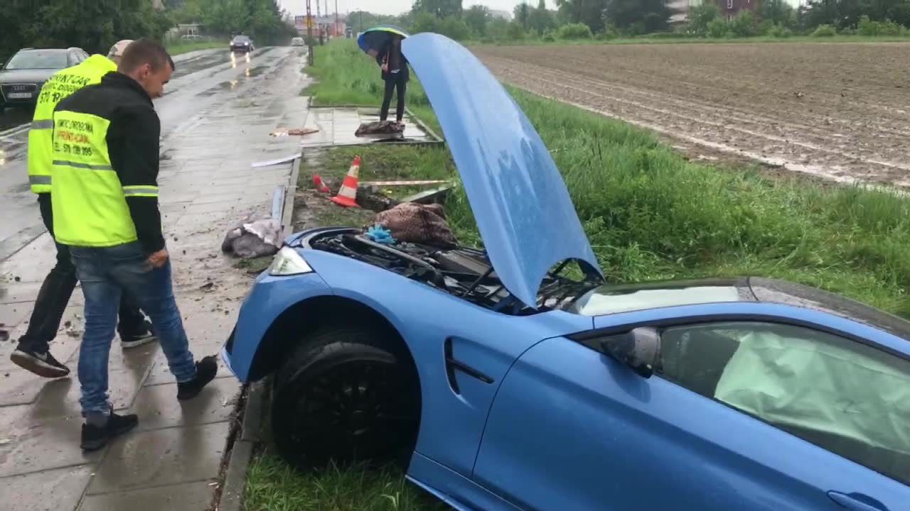 Auto wjechało w przystanek autobusowy w Krakowie