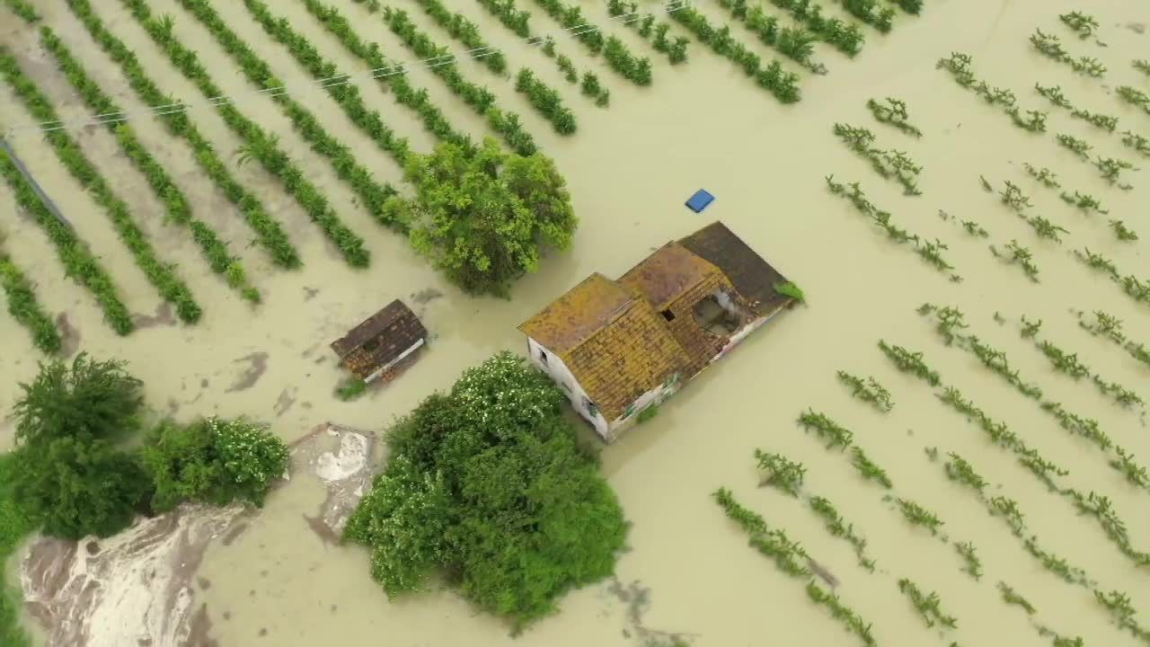 Włoska rzeka wystąpiła z brzegów. Władze zamknęły linię kolejową łączącą Bolonię z Rimini