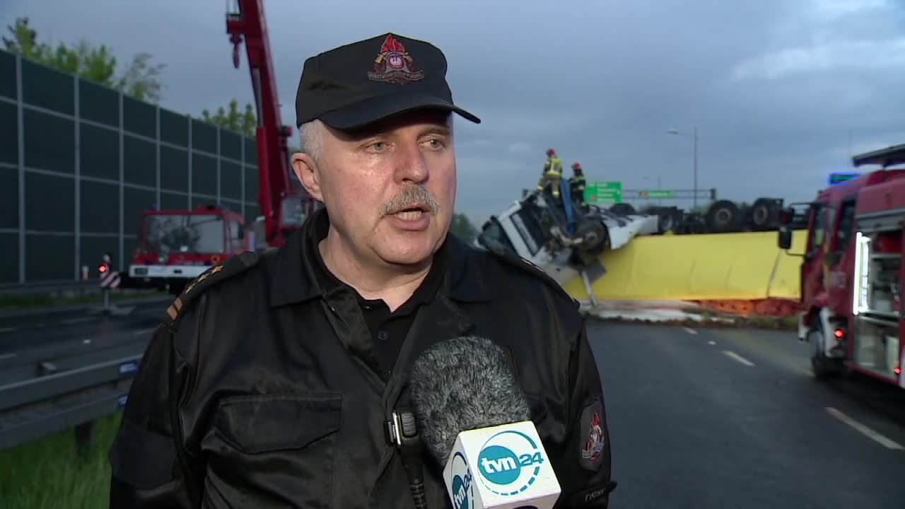 Przewrócona ciężarówka z farbami zablokowała krajową “jedynkę”. Nikt nie ucierpiał