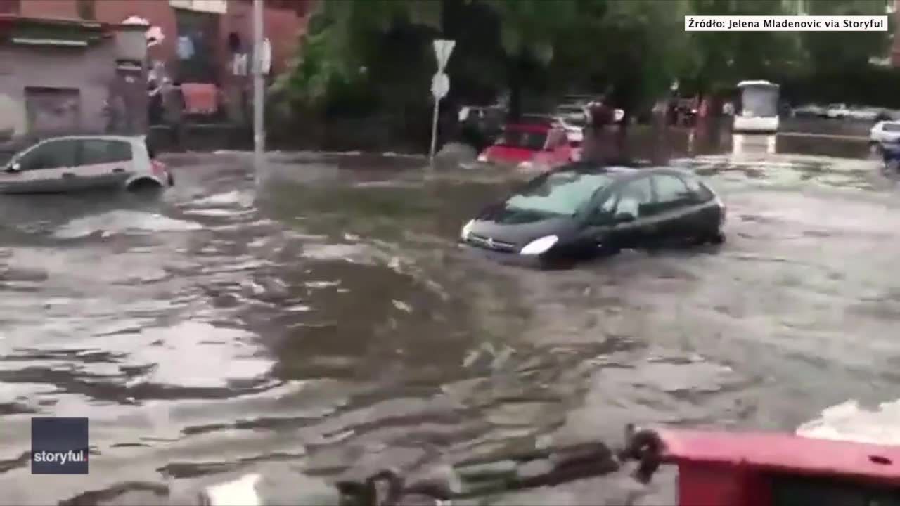 Zalane ulice Belgradu, zatopione samochody i…. poruszający się w wodzie autobus