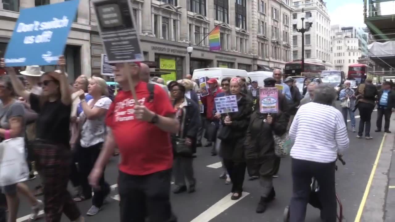 Emeryci nie chcą płacić abonamentu radiotelewizyjnego. Protest przed siedzibą BBC w Londynie