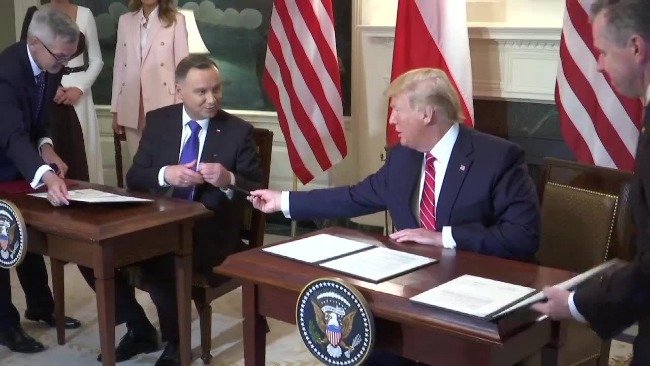 Prezydenci D. Trump i A. Duda wymienili się piórami. „To przynosi szczęście”