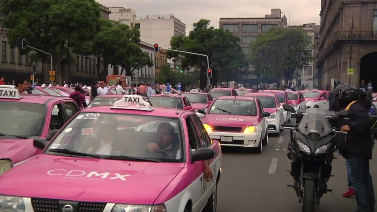 Meksykańscy taksówkarze zawiśli na krzyżach. Protest przeciwko Uberowi