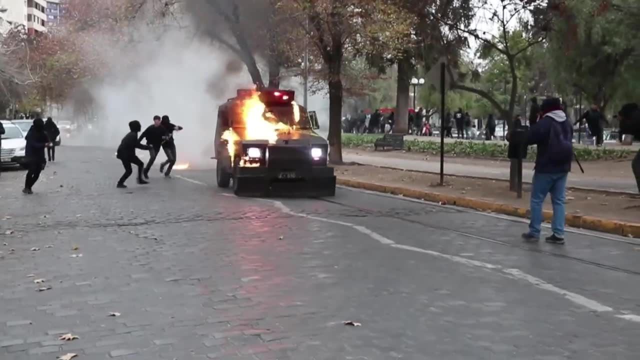 Płonące radiowozy w stolicy Chile. Protest studentów zmienił się w gwałtowne zamieszki