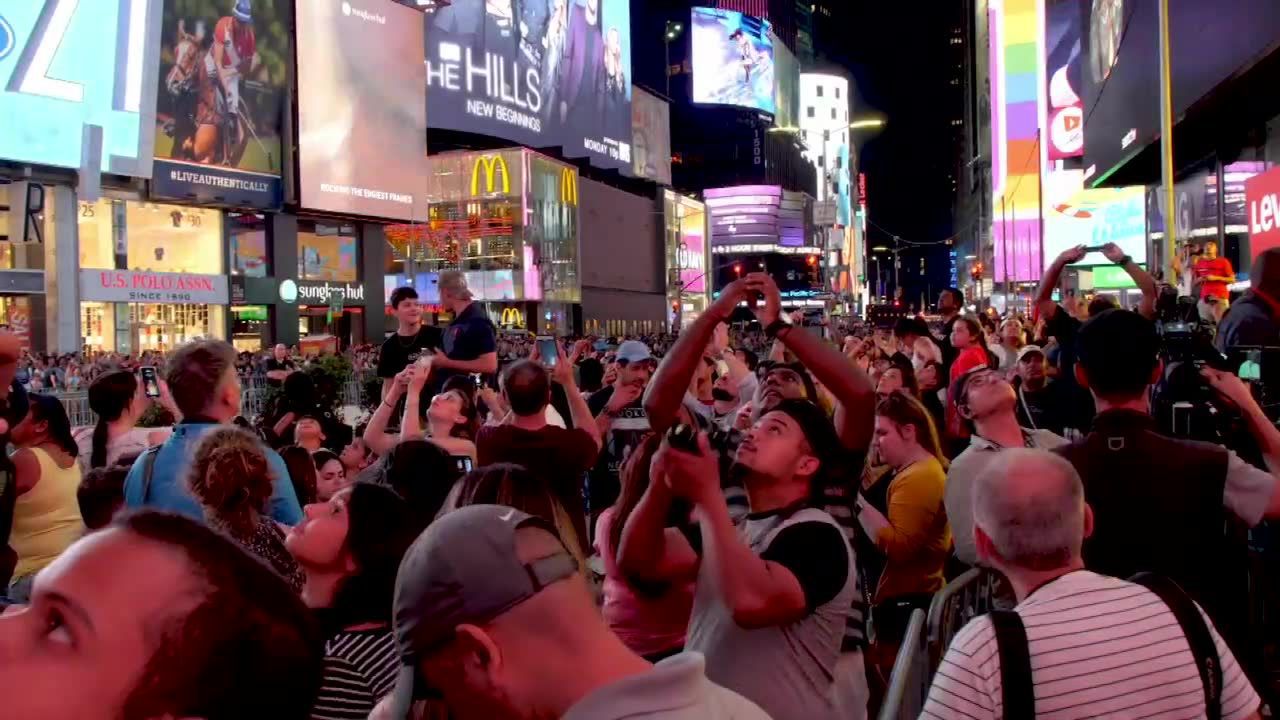 Rodzeństwo akrobatów pokonało na linie prawie 400 metrów nad nowojorskim Times Square