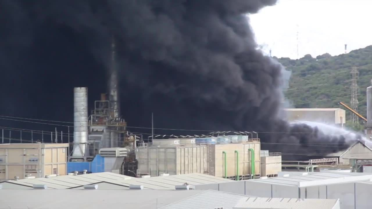 Gęsta chmura dymu nad San Roque w południowej Hiszpanii. W zakładzie petrochemicznym wybuchł pożar