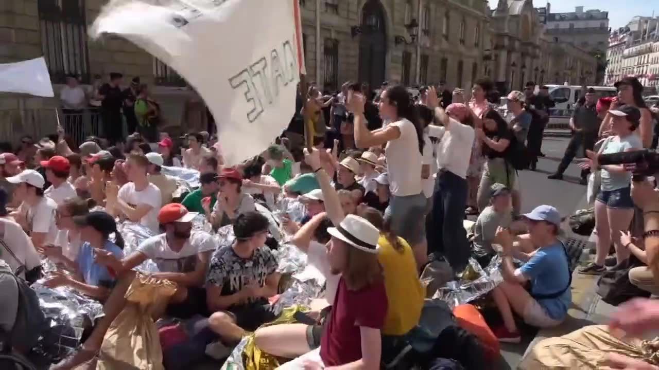 Francuscy uczniowie w najgorętszy dzień roku protestowali przeciwko zmianom klimatu