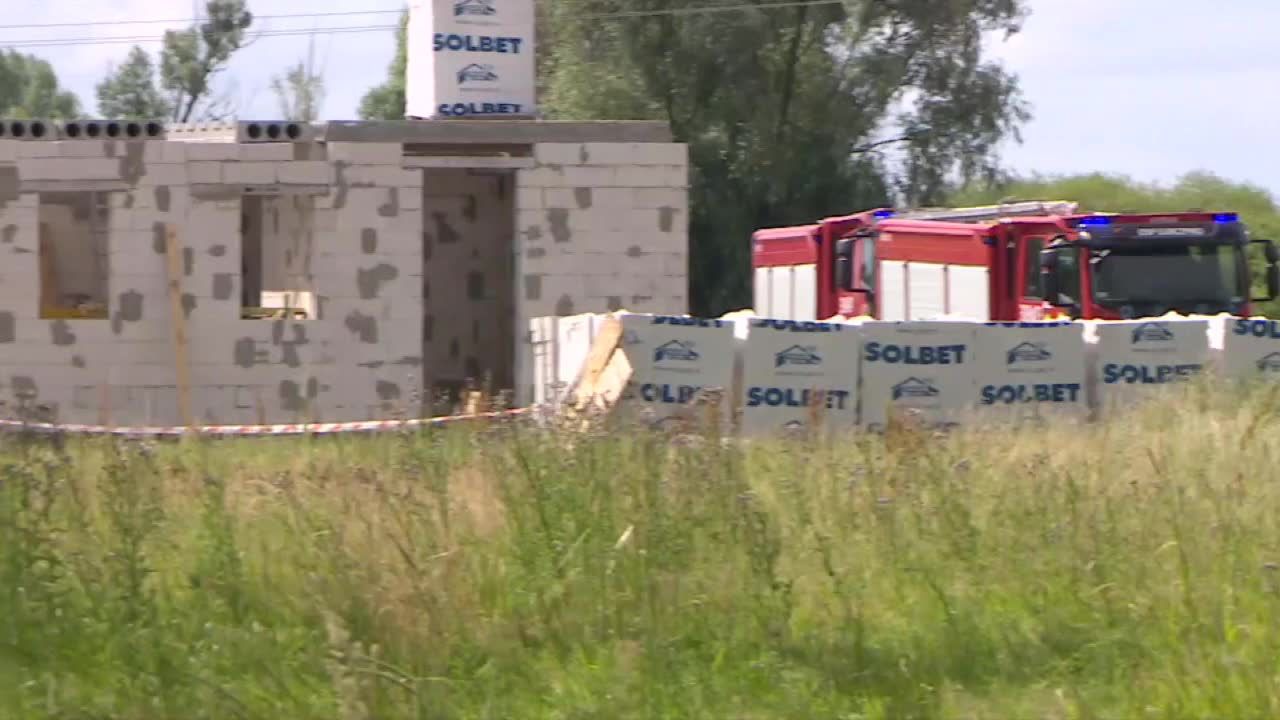 Katastrofa na budowie domu jednorodzinnego. Beton spadł na trzech robotników, jeden z nich zginął