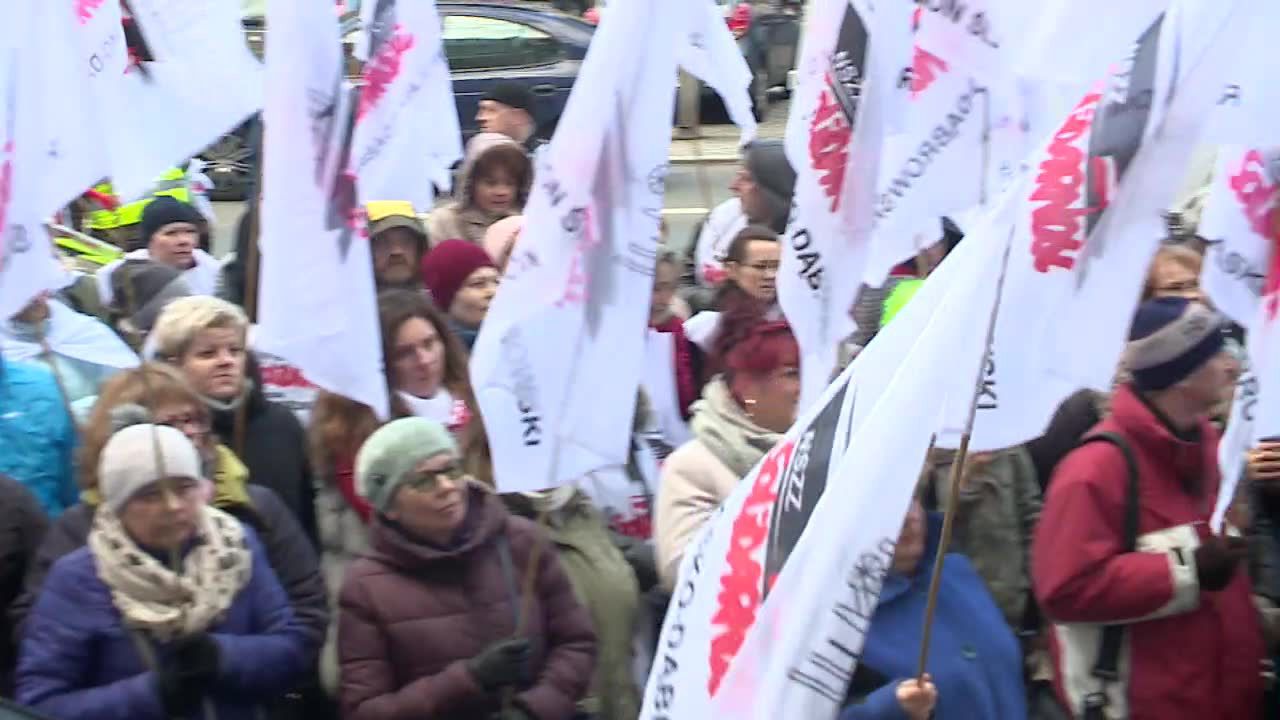 Protest oświatowej “Solidarności” przed urzędem wojewódzkim w Katowicach