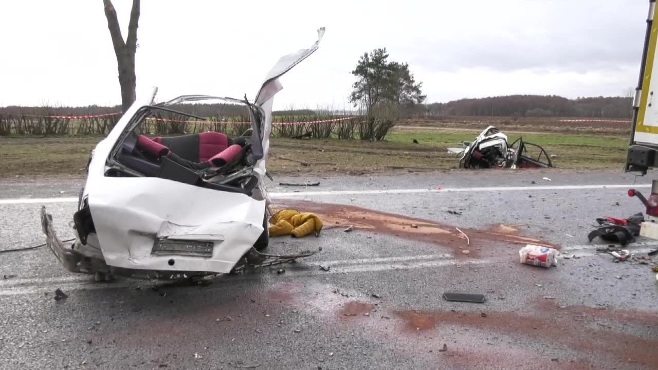 Dwóch nastolatków zginęło w zderzeniu osobówki z samochodem ciężarowym na Podlasiu