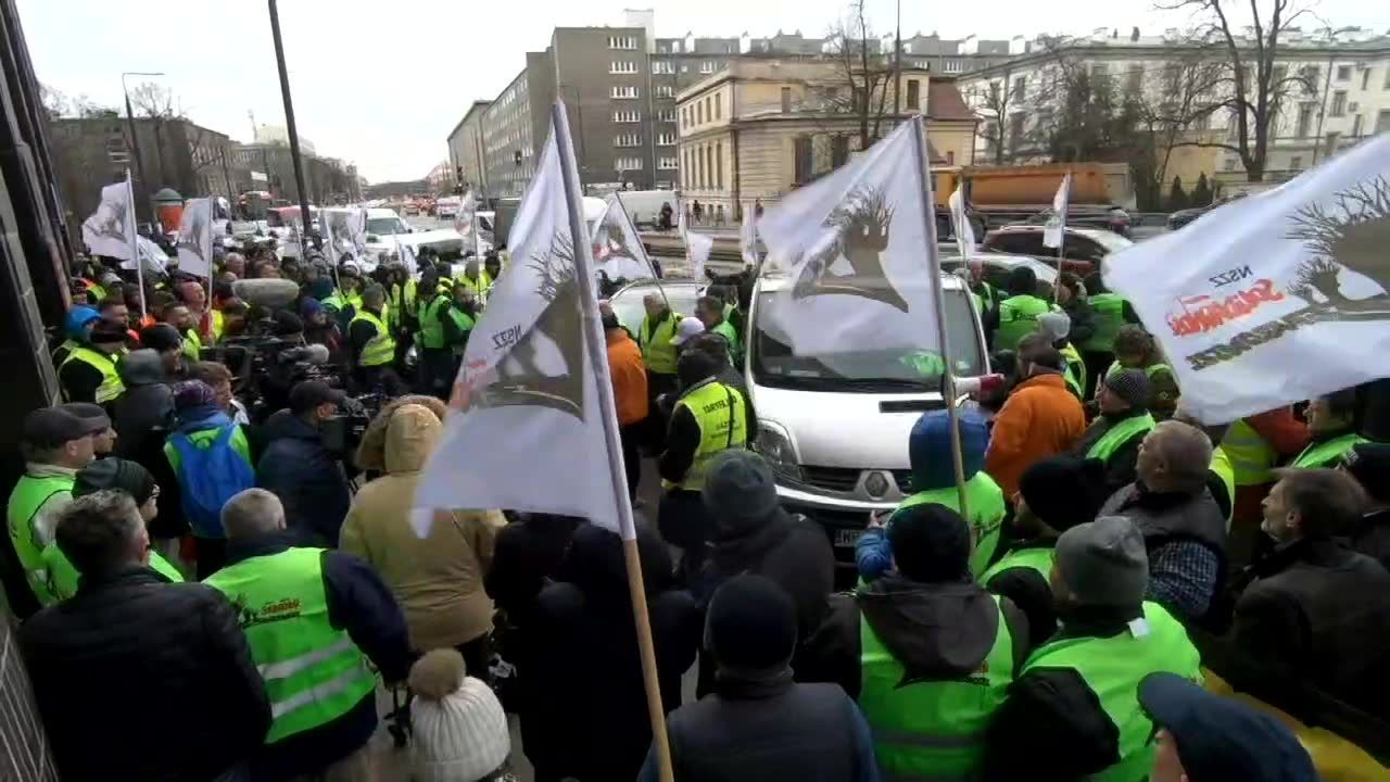 “Rząd toleruje łamanie prawa”. Protest taksówkarzy przed ministerstwem infrastruktury