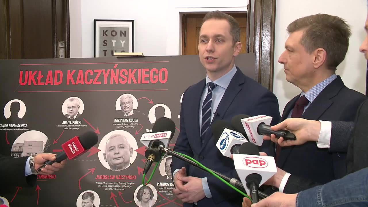 PO ustawia w Sejmie nową tablicę przedstawiającą “układ Kaczyńskiego”