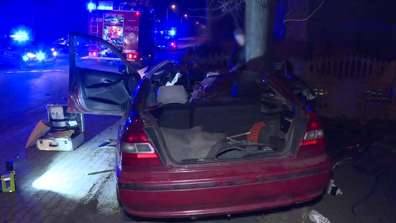 Śmiertelny wypadek w pobliżu Kalisza. Samochód zjechał na pobocze i uderzył w drzewo