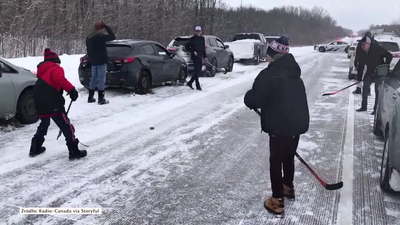 Karambol na autostradzie? Czemu by… nie zagrać w hokeja