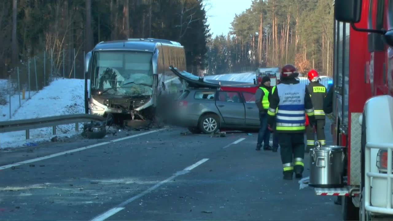 Trzy osoby zginęły w karambolu pod Olsztynem. W zderzeniu uczestniczył autobus z dziećmi