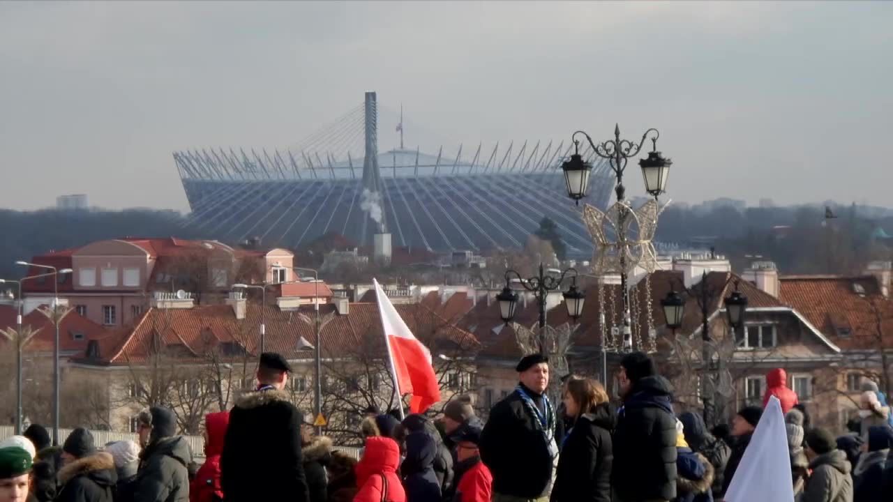 Kilka tysięcy warszawiaków oglądało pogrzeb Pawła Adamowicza na placu Zamkowym. Odegrano hejnał Gdańska