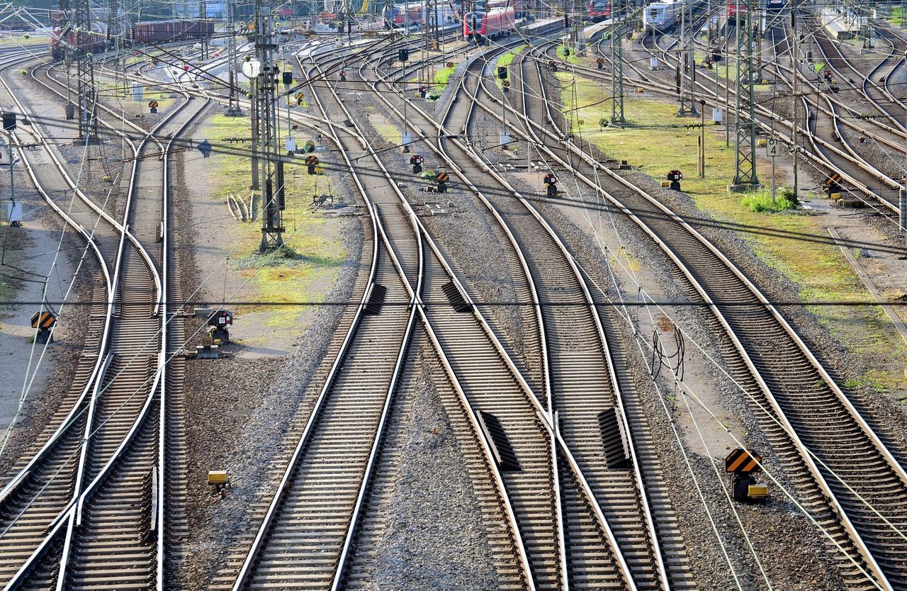 Dworce przyszłości będą ośrodkami transportowymi i komercyjnymi. Kolej nadrabia wieloletnie zaległości