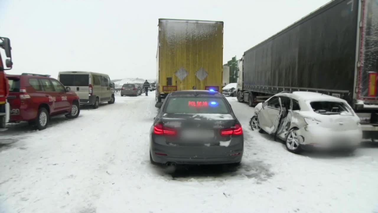 Karambol na A1. Ranni i kilkanaście rozbitych samochodów