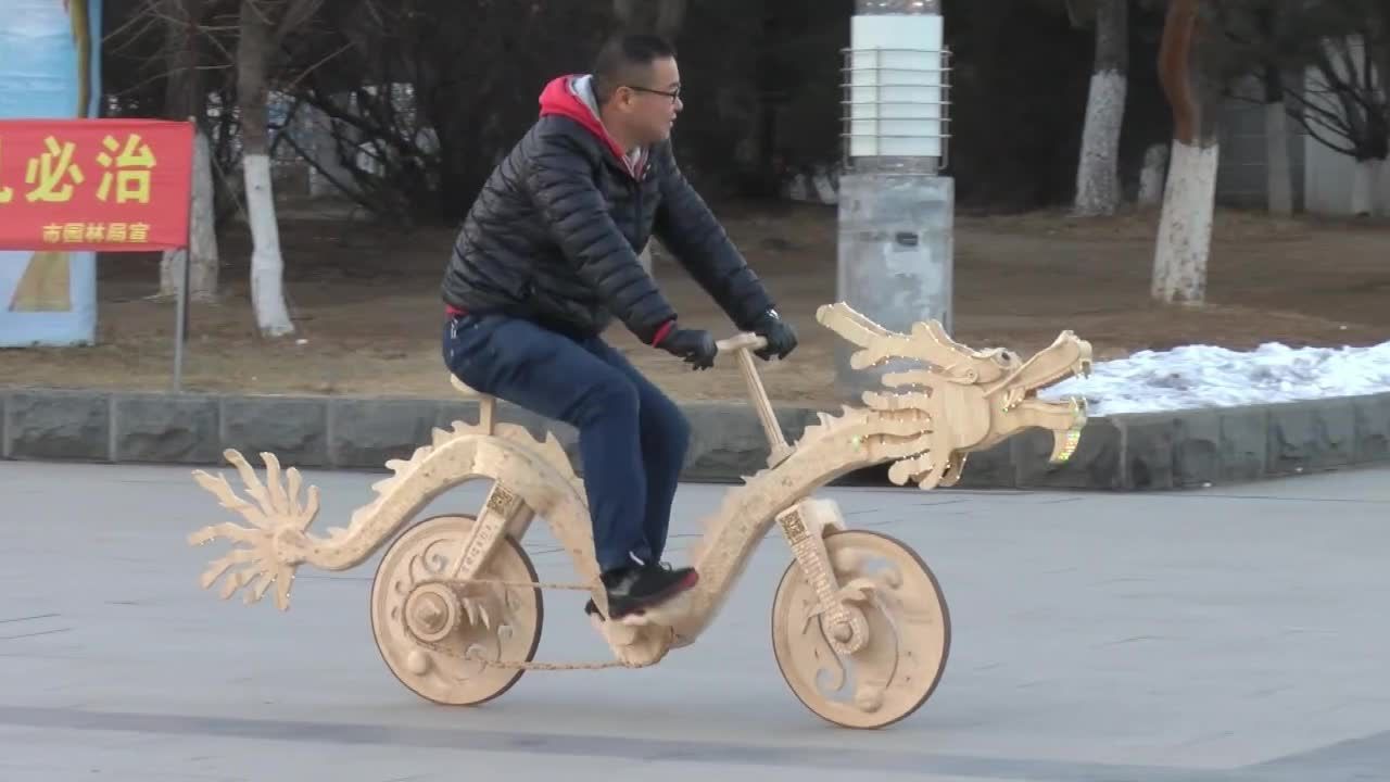 Chiński konstruktor zbudował rower z 22 tysięcy patyczków po lodach