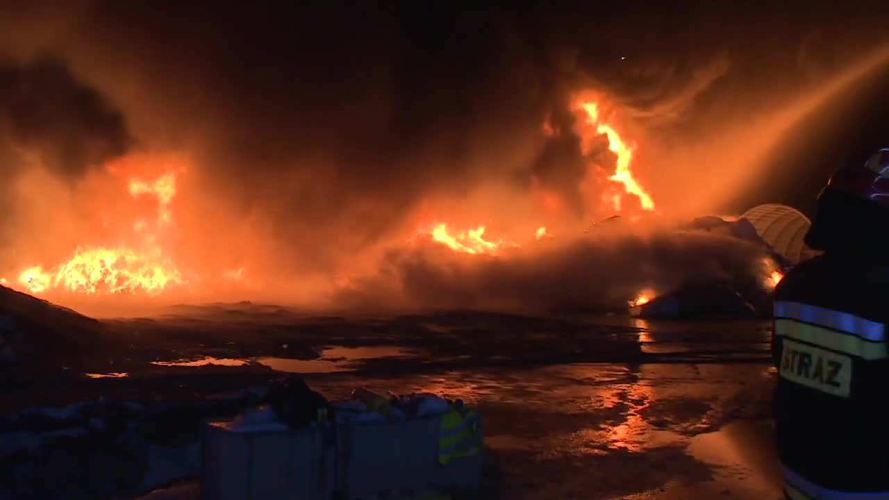 Pożar składowiska odpadów w Koniecpolu. “Ogień miał pięć metrów wysokości”