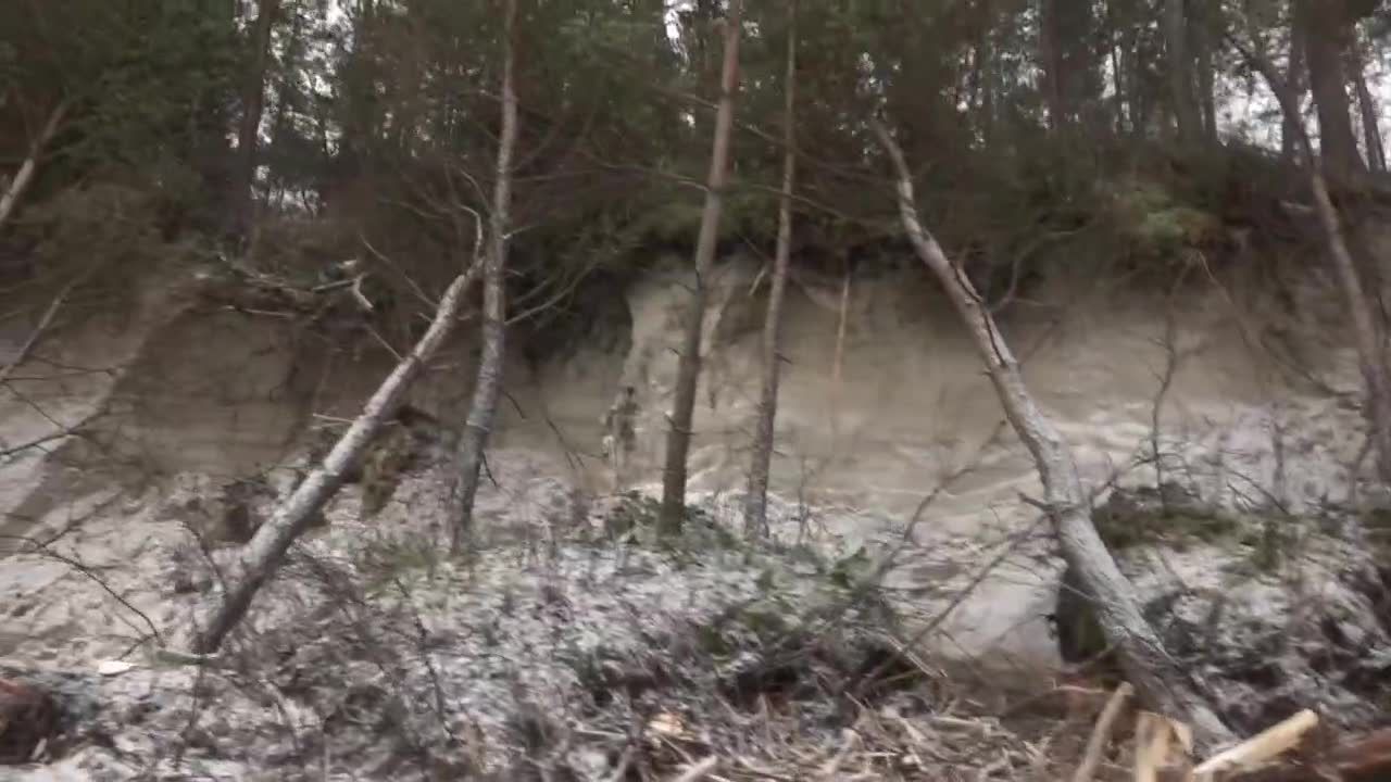 Wielkie sprzątanie nad Bałtykiem. Sztorm wyrządził wiele szkód