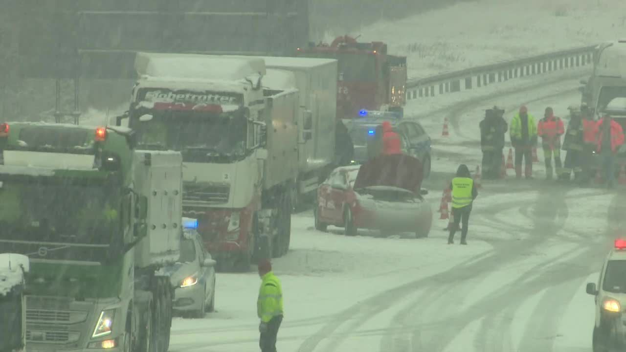 Sześć samochodów w tym dwie ciężarówki i bus zderzyły się na autostradzie A4