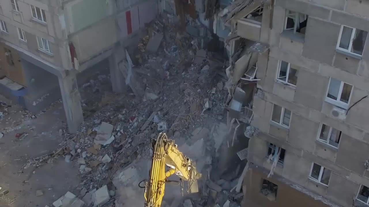 W Magnitogorsku trwa wyburzanie jednej ze ścian bloku, która zagrażała ratownikom