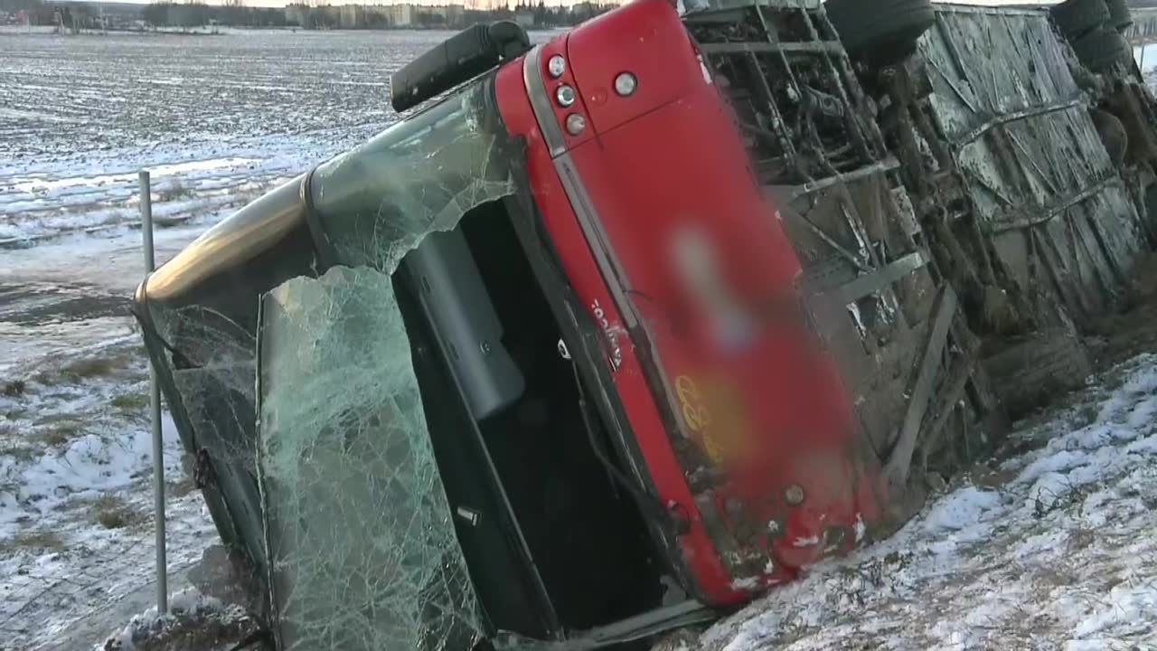 Zjechał z drogi i bokiem wpadł do rowu. 12 osób rannych po wypadku autokaru w Garwolinie