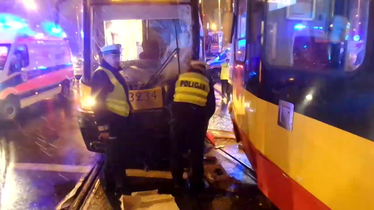 Czołowe zderzenie tramwajów w Warszawie. Do szpitala trafiło kilkanaście osób