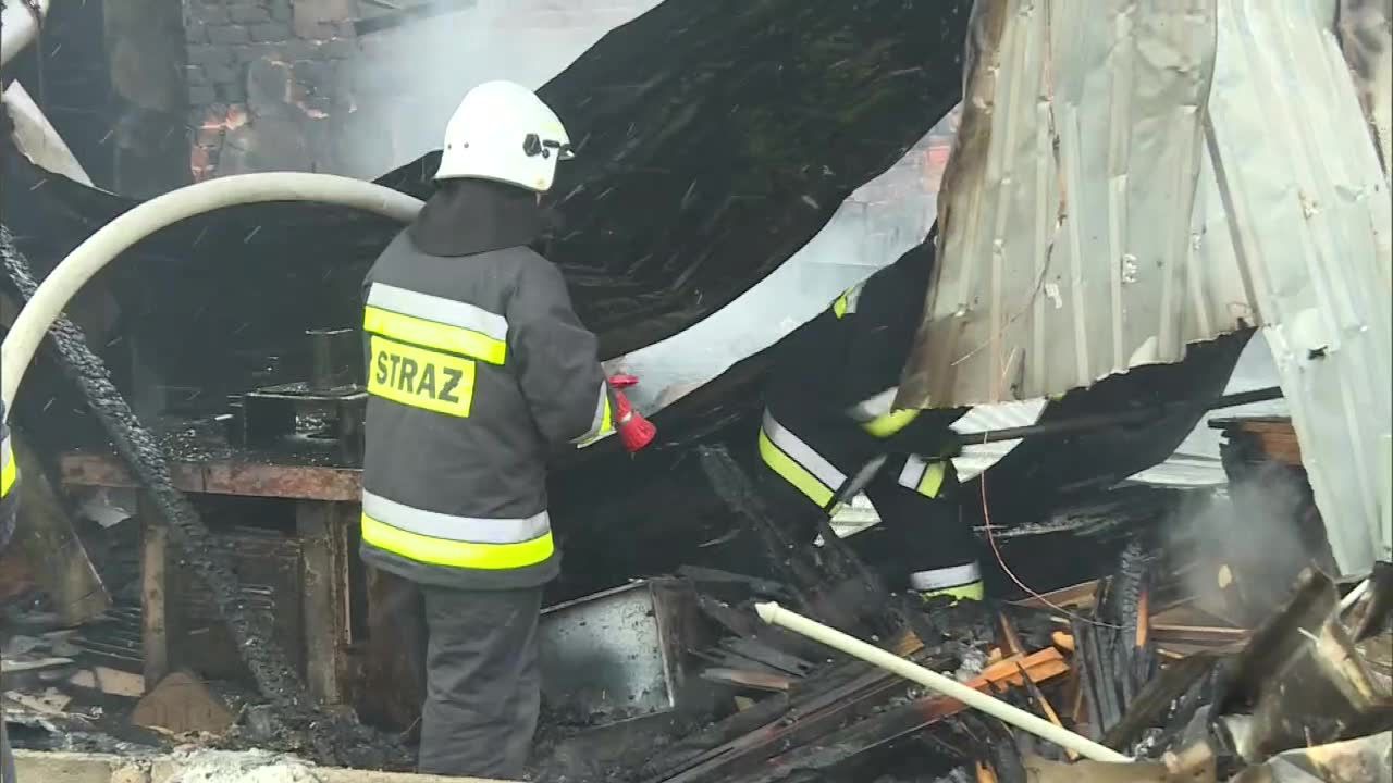 “Silny wiatr utrudniał akcję gaśniczą”. Pożar fabryki mebli w Wieruszowie