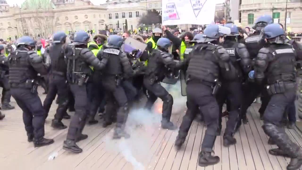 Starcia na ulicach Paryża w czasie protestu “żółtych kamizelek” Demonstracje trwają już od 8 tygodni