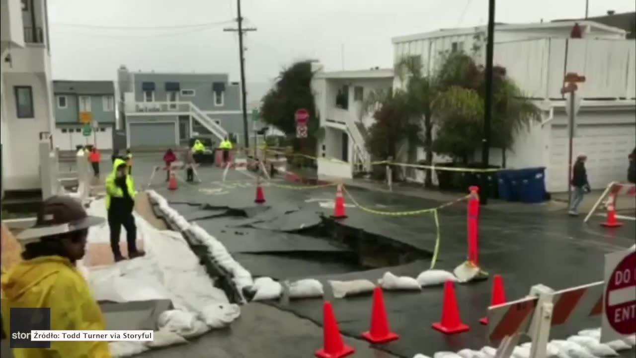 Ogromna dziura na jednej z ulic w Hermosa Beach. To efekt dużych opadów deszczu