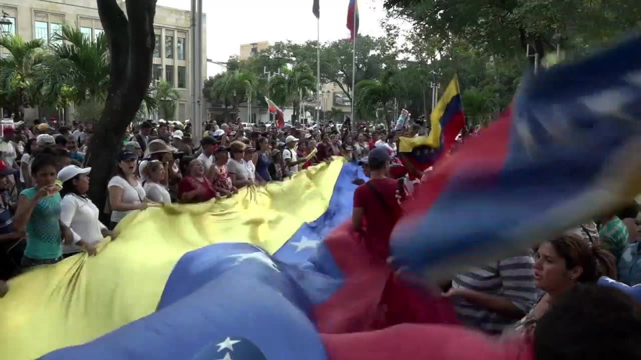 Protest Wenezuelczyków przy kolumbijskiej granicy. Domagają się zdjęcia wojskowej blokady granicznego mostu