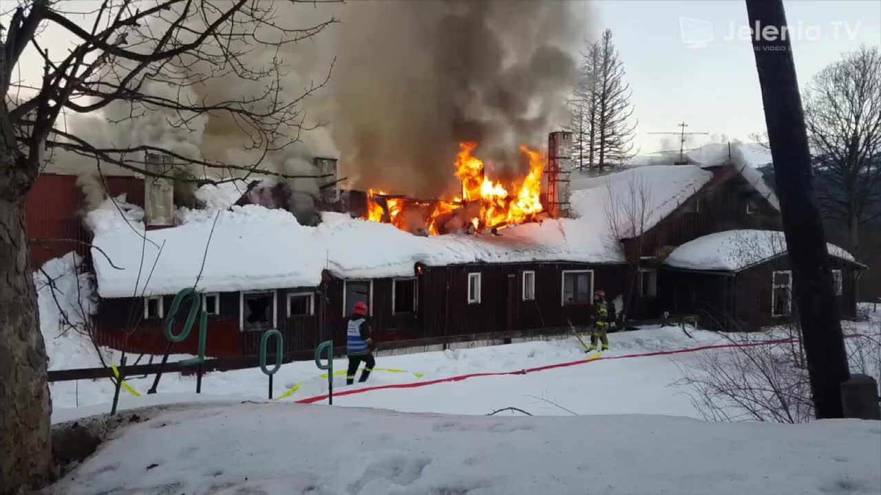 Pożar budynku w Szklarskiej Porębie. Strażacy szukają trzech osób