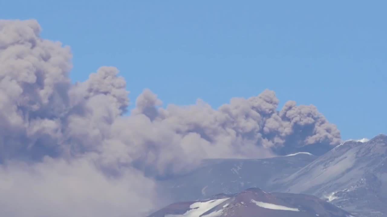 Etna znowu się przebudziła. Nad wulkanem pojawiły się kłęby dymu