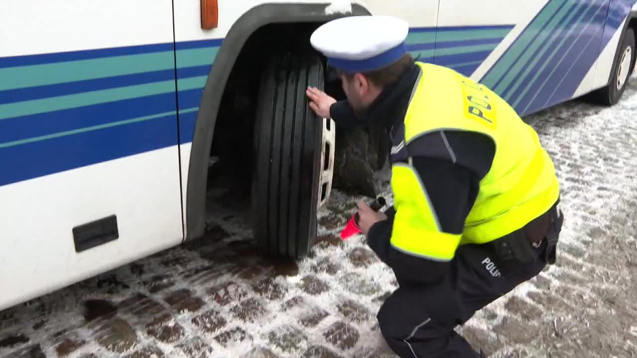 Policja kontroluje autobusy wiozące dzieci na ferie. W Szczecinie nie zatrzymano ani jednego dowodu rejestracyjnego