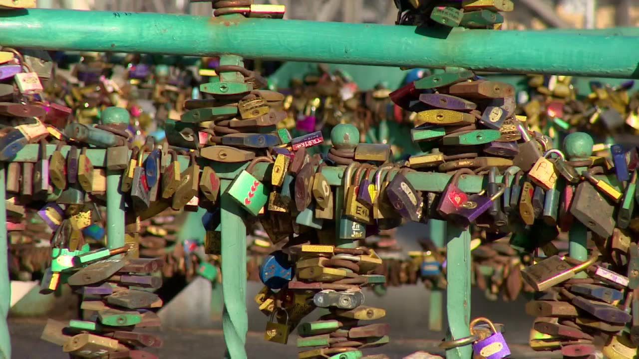 Kłódki muszą zniknąć. Wrocławski most Tumski przejdzie remont