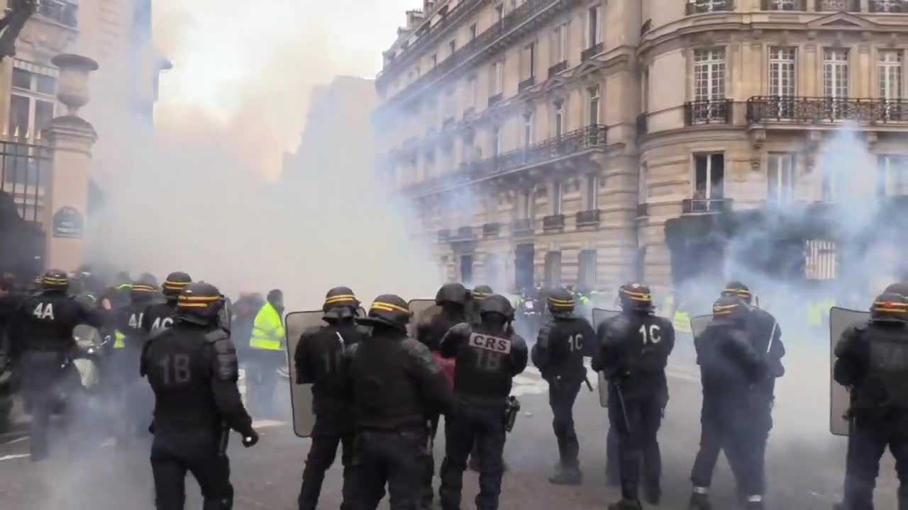 “Żółte kamizelki” i chiński smok. Starcia z policją w Paryżu podczas 13. tygodnia protestów