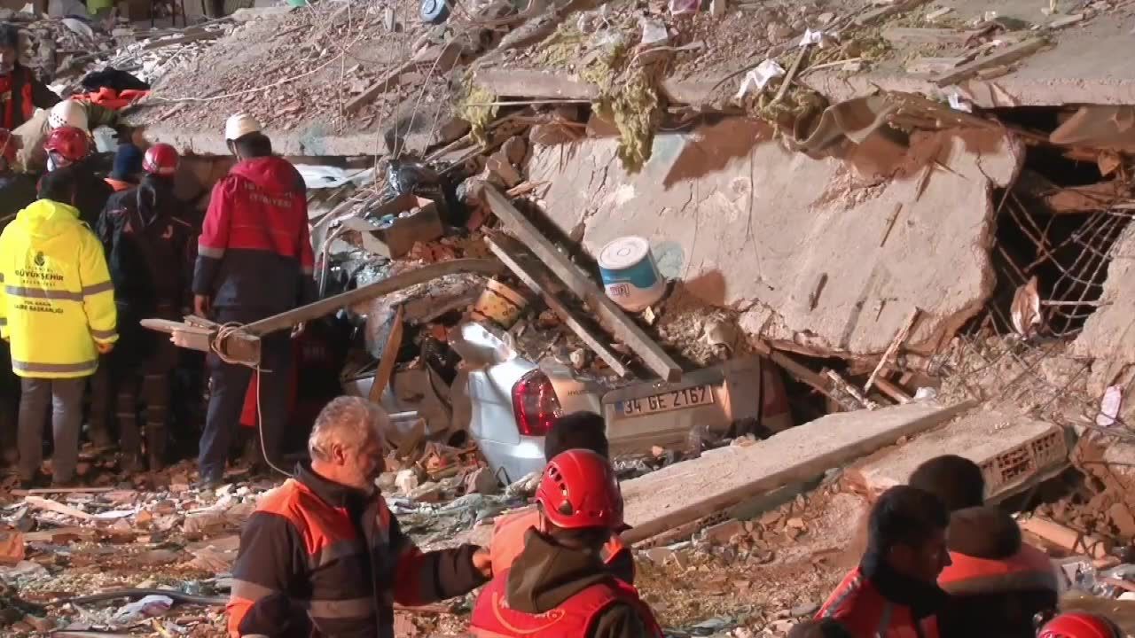 Twa akcja ratunkowa po zawaleniu bloku w Stambule. Zginęły co najmniej trzy osoby, a cztery zostały ranne