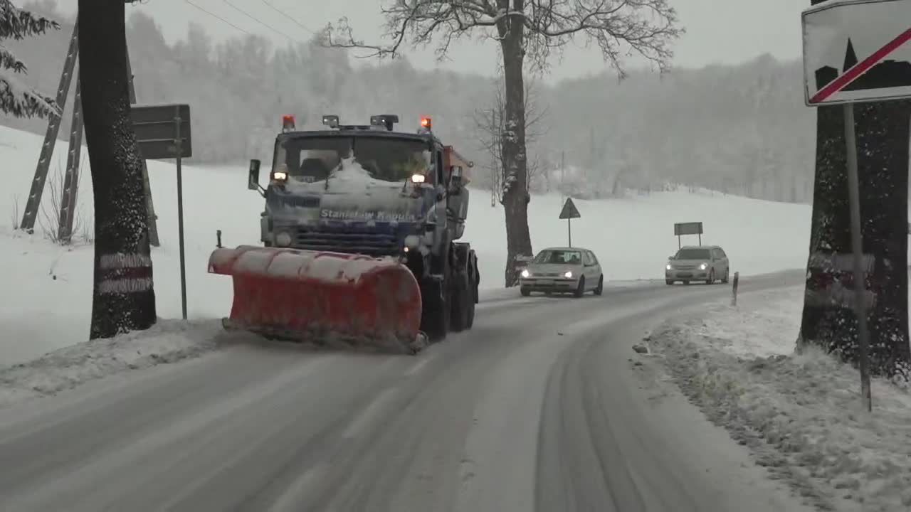 Obfite opady śniegu w Kamiennej Górze. Mieszkańcy muszą się zmagać ze śliskimi drogami i zasypanymi samochodami