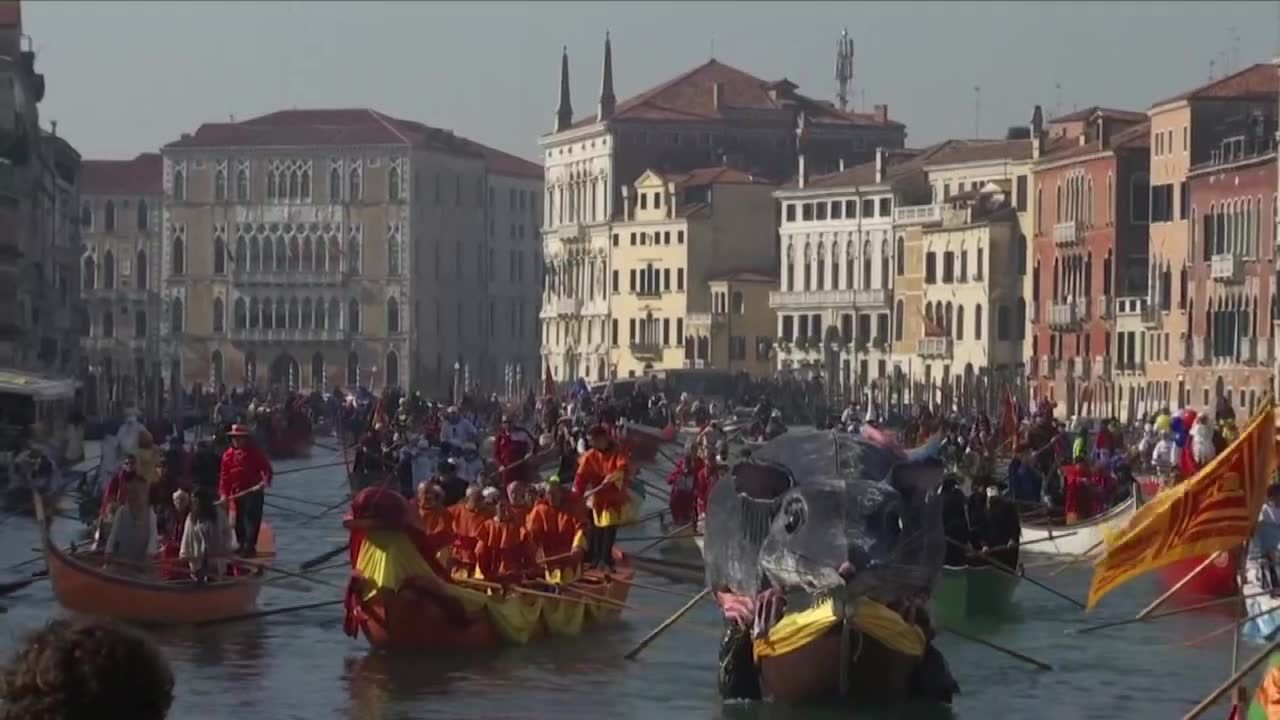 Początek karnawału w Wenecji. Ogromny szczur poprowadził paradę gondoli