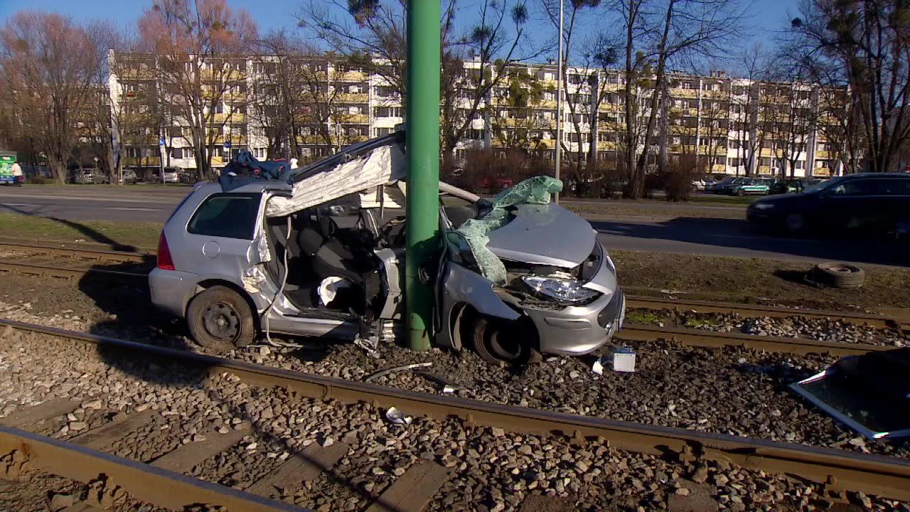 Zderzenie samochodu z tramwajem w Poznaniu. Kierowca w stanie ciężkim