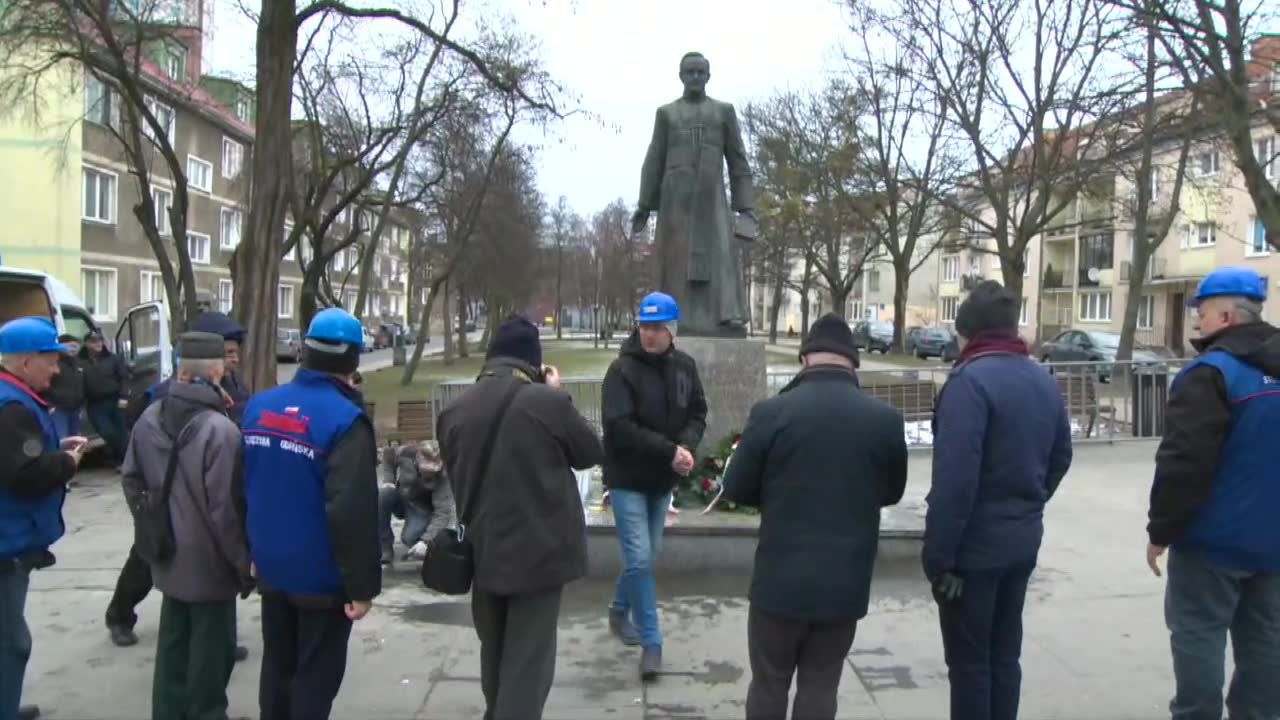 Pomnik księdza Jankowskiego wrócił na cokół. Ustawili go stoczniowcy Stoczni Gdańskiej