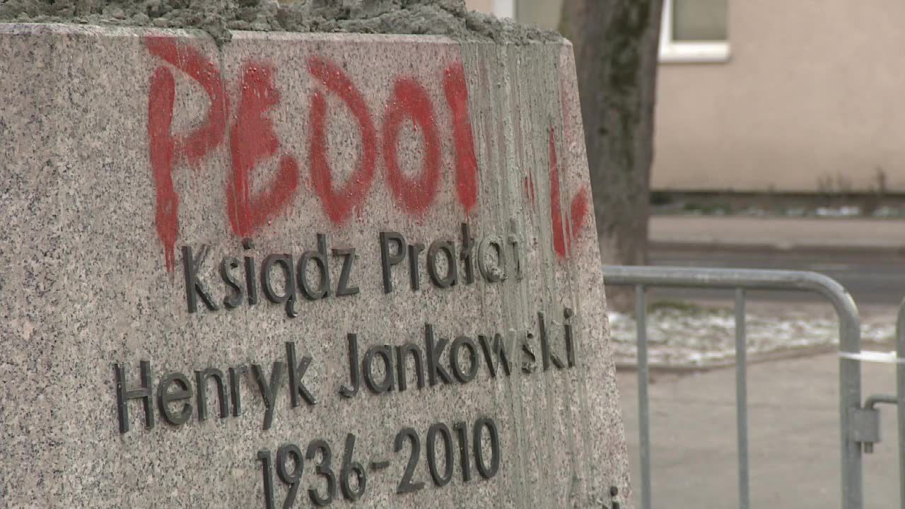 “Pedofil”, “Bądź za ofiarami”, “Zło”. Na cokole pomnika księdza Jankowskiego pojawiły się napisy