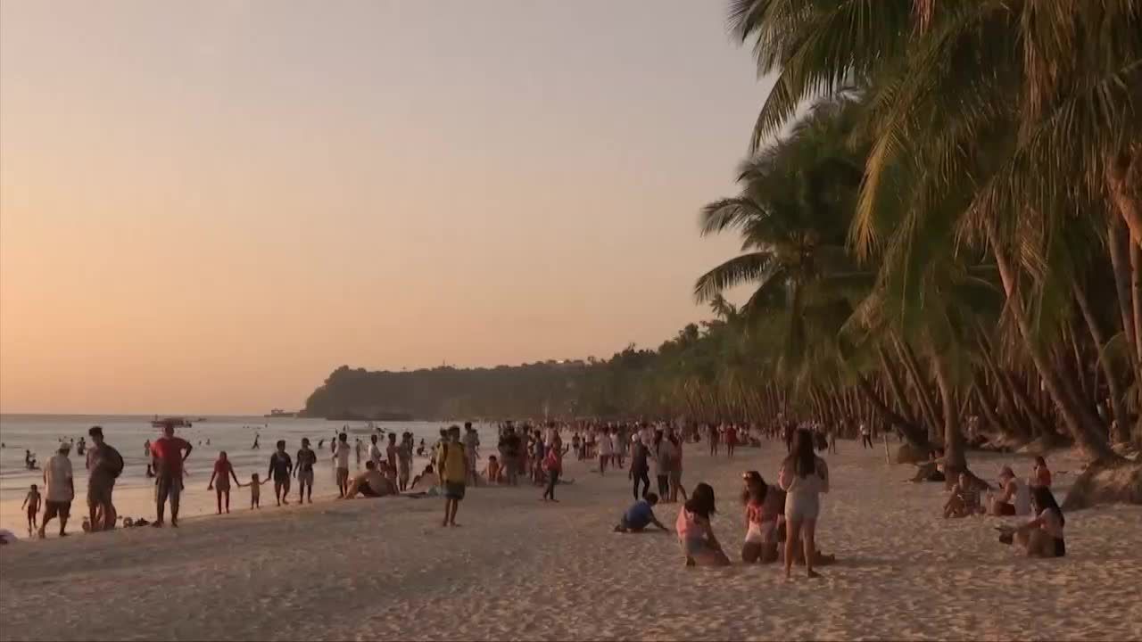 Bajkowa filipińska plaża ponownie otwarta. Po sześciu miesiącach przerwy na oczyszczenie wody