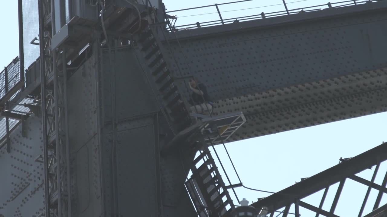 Książę Harry wspiął się na Sydney Harbour Bridge, by wciągnąć na maszt flagę tegorocznej edycji Invicitus Games