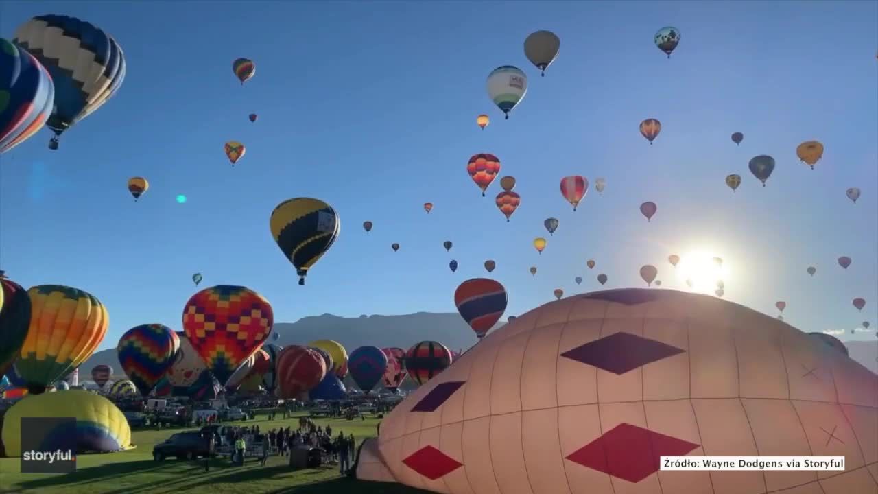 Dziesiątki balonów na ogrzane powietrze wzbiły się w powietrze. Timelapse z Nowego Meksyku