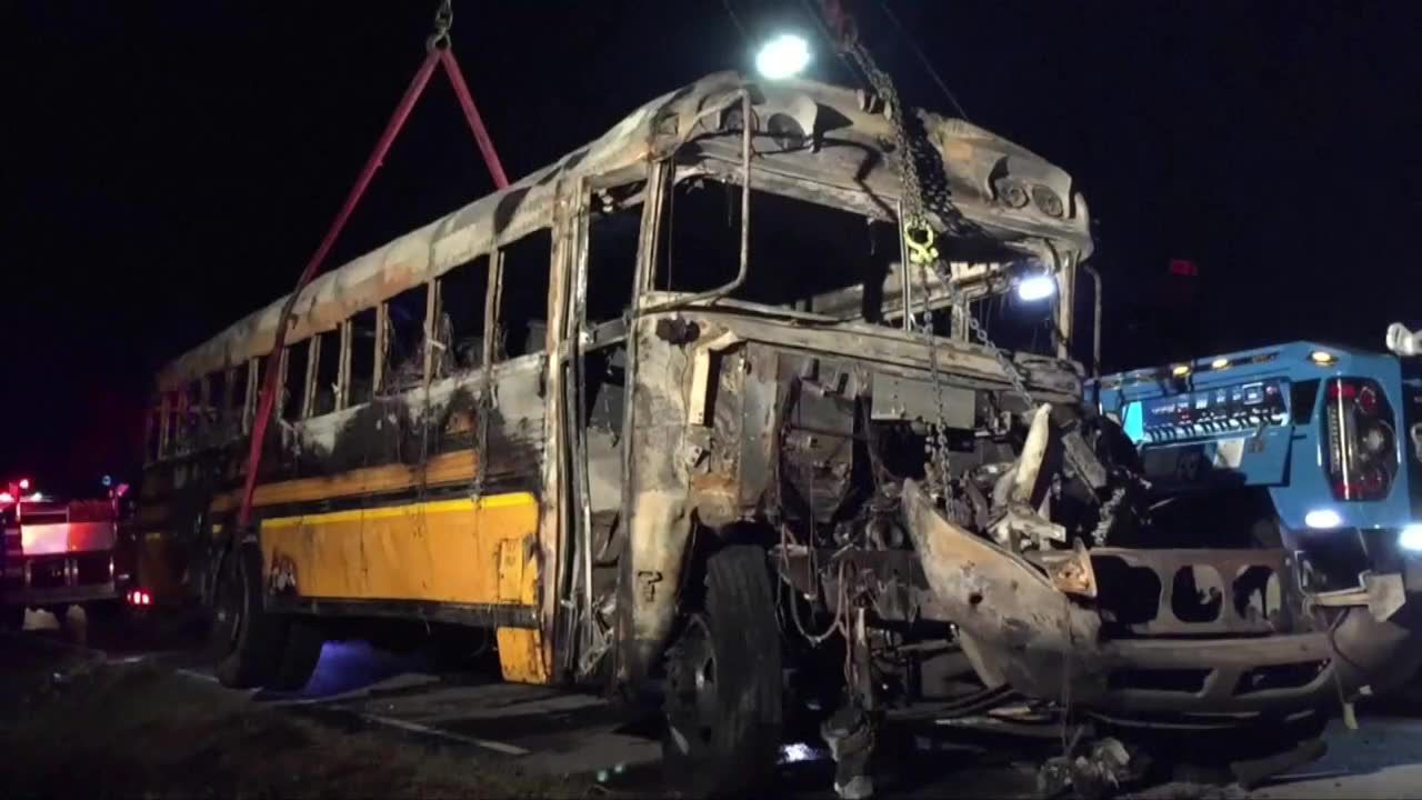 Zderzenie z ciężarówką i pożar szkolnego autobusu w Georgii.