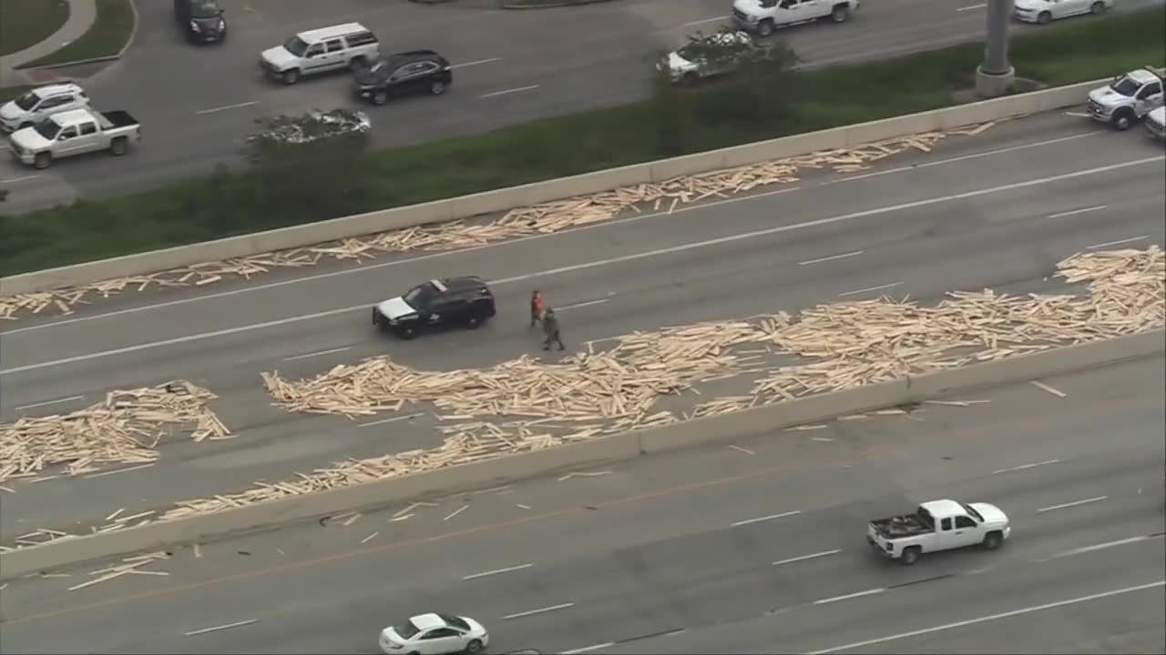 Karambol na autostradzie w Houston. Deski z ciężarówki zasypały jezdnię