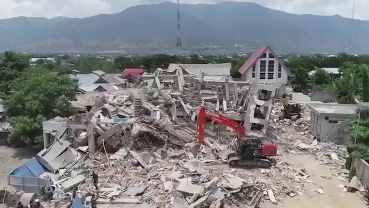 Ludzie wciąż pod gruzami. Rośnie liczba ofiar trzęsienia ziemi i tsunami w Indonezji